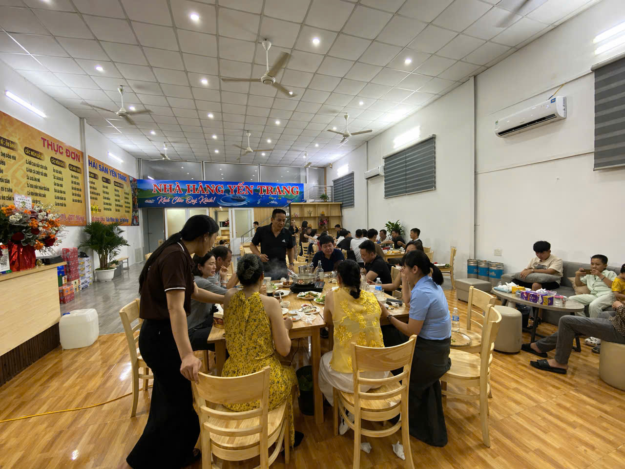Không gian nhà hàng